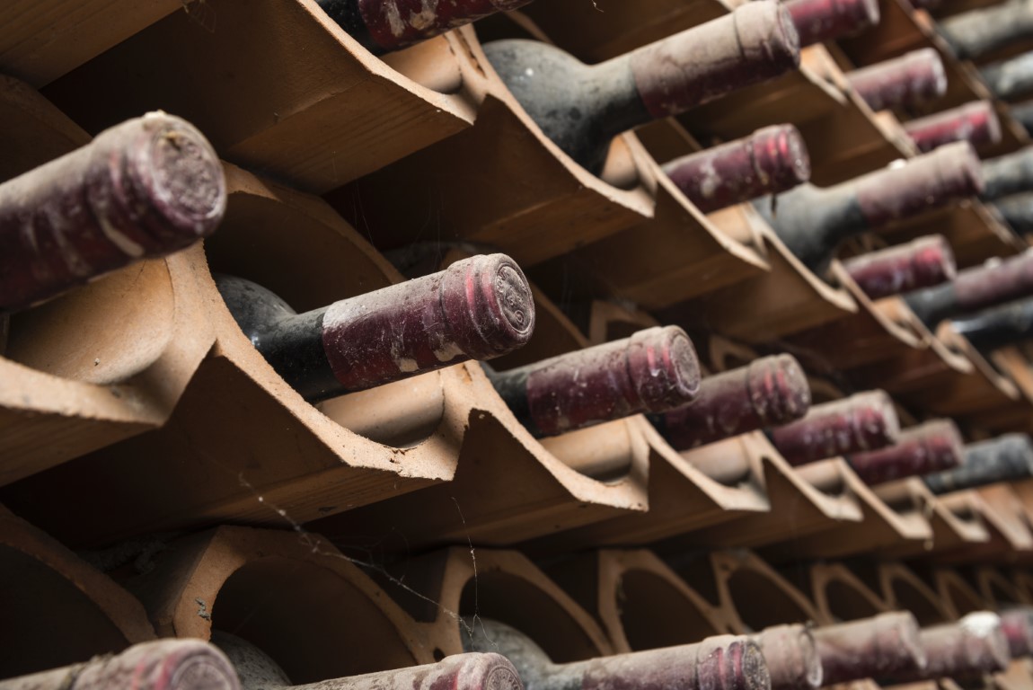 prasnjave boce vina kao prikaz posebnosti starog vina